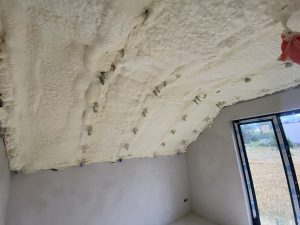 Czy piana PUR powoduje gnicie drewna po kilku latach? Przykład zastosowania piany.