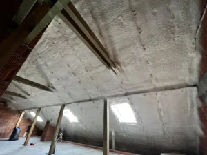 Izolacja pianą pur a koszty ogrzewania: efektywność energetyczna.