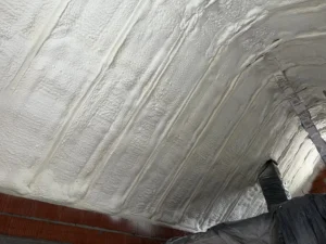 Pianka pur po 10 latach: widoczne zmiany w strukturze piany.