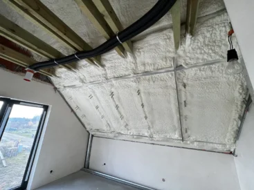 Ocieplenie poddasza pianą PUR - izolacja natryskowa pod dachem