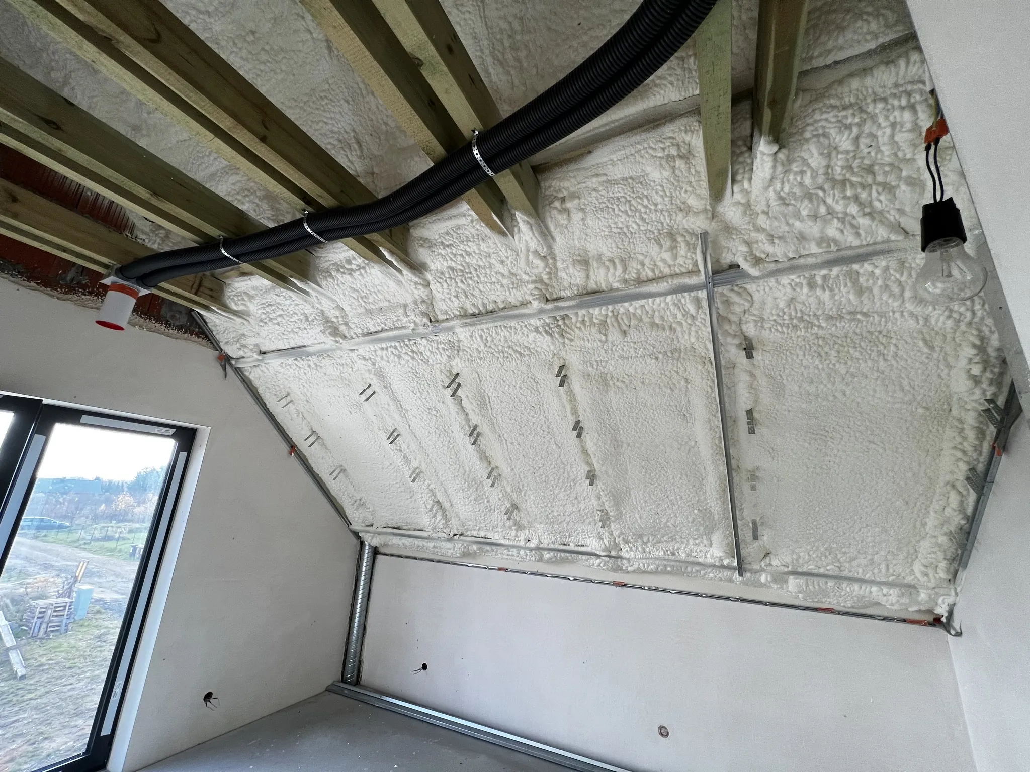 Ocieplenie poddasza pianą PUR - izolacja natryskowa pod dachem