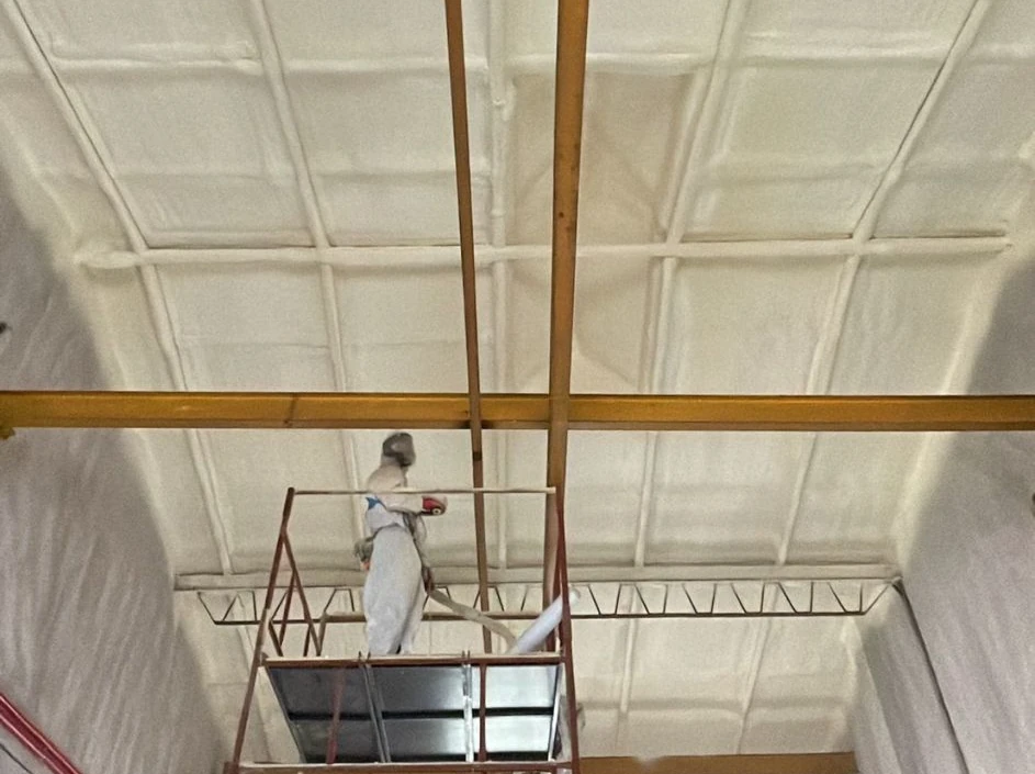 Ocieplanie hal pianką PUR zamkniętokomórkową - izolacja dachu i ścian