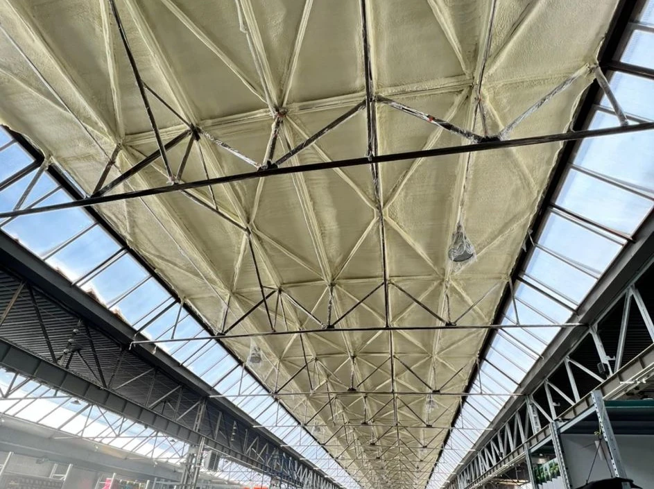 Zastosowania pianki PUR zamkniętokomórkowej – hale, obory, magazyny