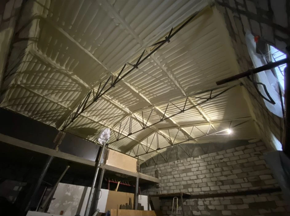 Proces ocieplania pianką PUR – aplikacja natryskowa na hale i magazyny