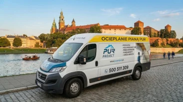 Miniaturka busa PUR Project na tle Wawelu - województwo małopolskie