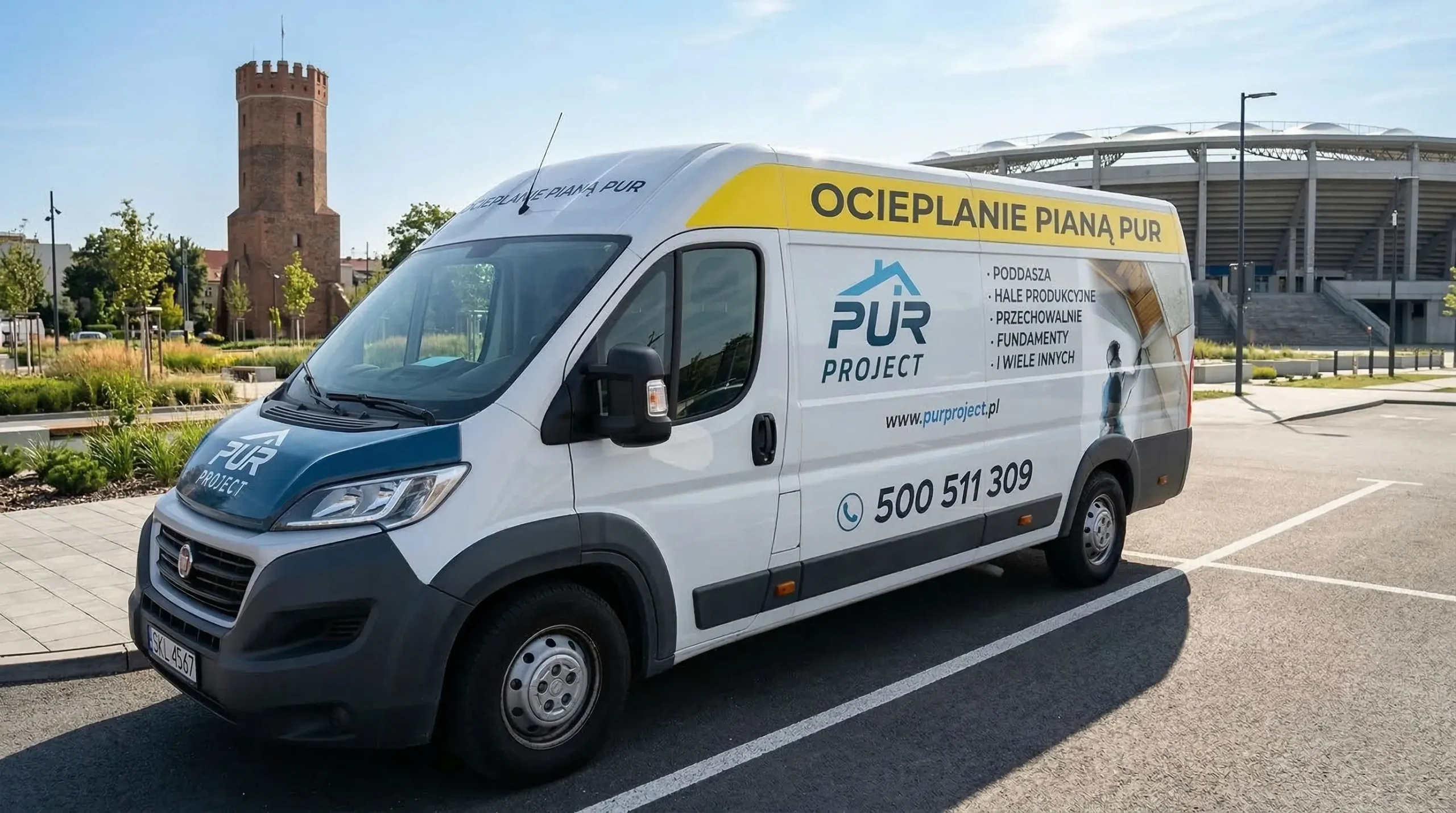 Bus PUR Project na tle Amfiteatru w Opolu - realizacje w województwie opolskim